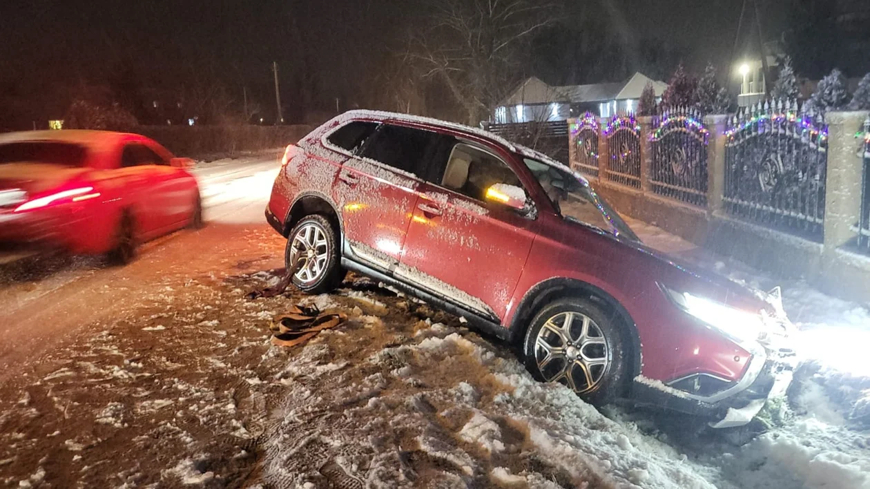 Szalejów Górny. Mitsubishi wpadło do rowu [zdjęcia] - Zdjęcie główne