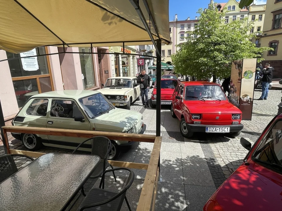 Nowa Ruda. Rynek pełen klasyki -  ósmy zlot zabytkowych pojazdów przyciągnął tłumy