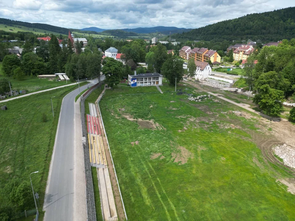 Stronie Śląskie. Burmistrz podpisał umowę na odbudowę i modernizację stadionu