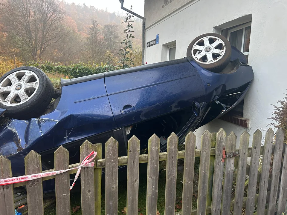 Ścinawka Średnia. Kierowca audi uderzył w dom. Rozmawialiśmy z właścicielką nieruchomości