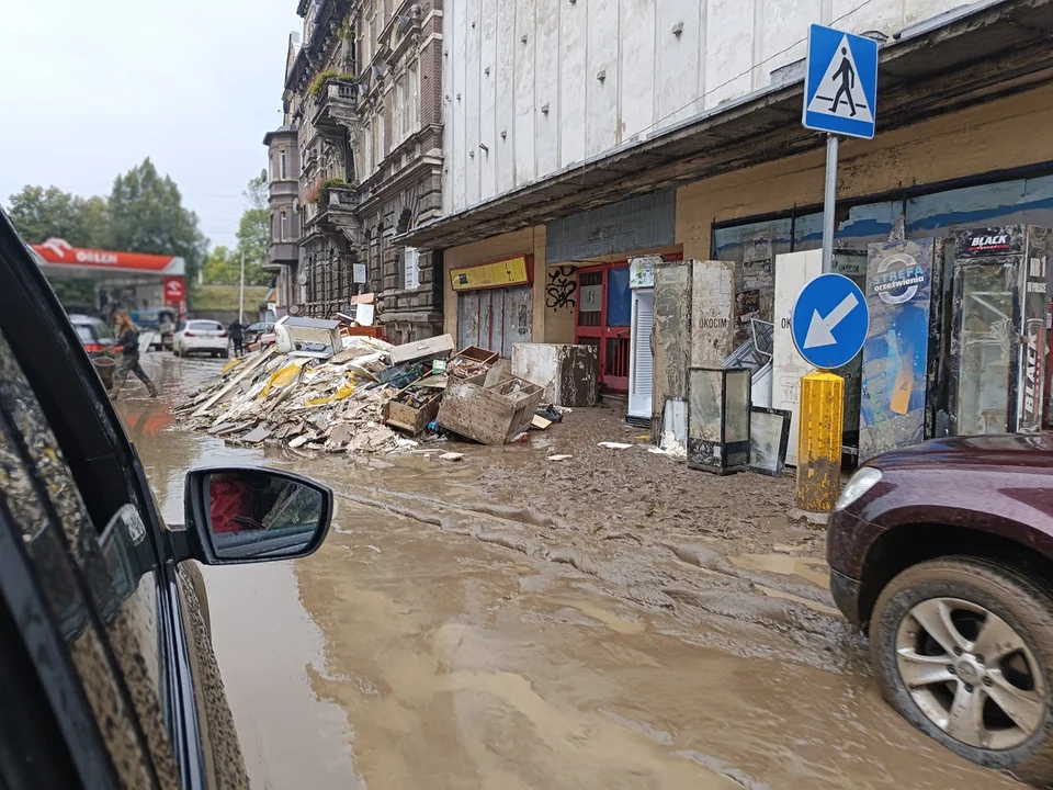 Kłodzko. W deszczu usuwają skutki powodzi [zdjęcia]