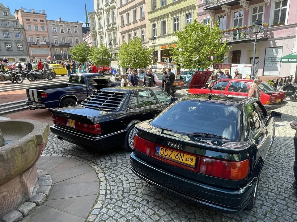 Nowa Ruda. Rynek pełen klasyki -  ósmy zlot zabytkowych pojazdów przyciągnął tłumy - Zdjęcie główne