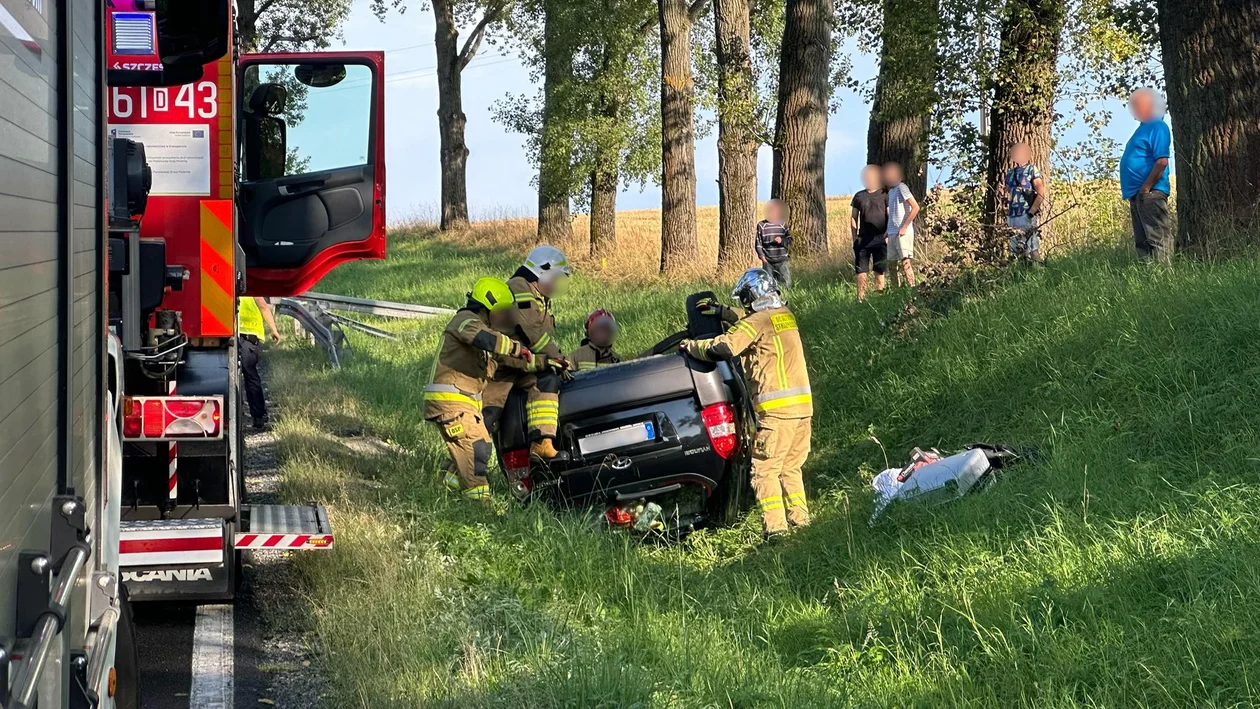 Podzamek. Hyundai wpadł do rowu