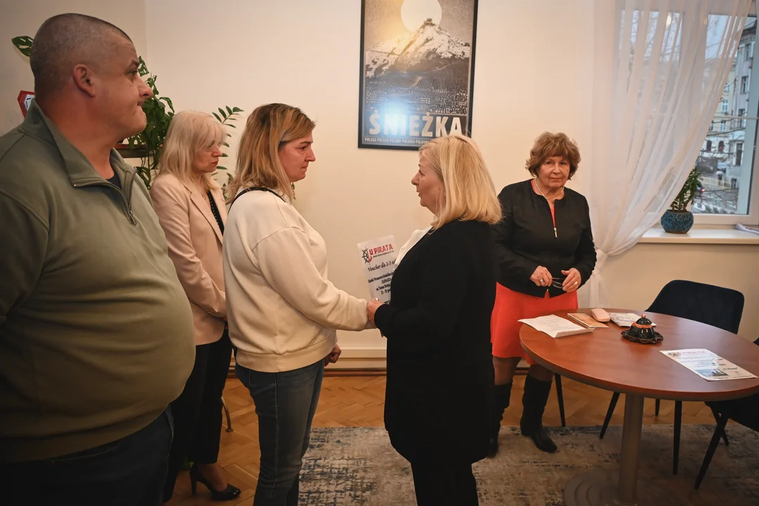 Powiat Kłodzki. Dwie rodziny poszkodowane przez powódź spędzą święta w Łebie [galeria]