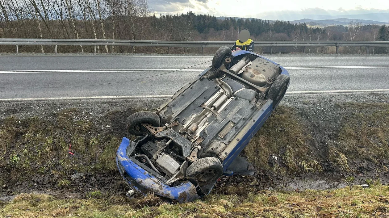 Podzamek. Stracił panowanie nad pojazdem i dachował [zdjęcia]