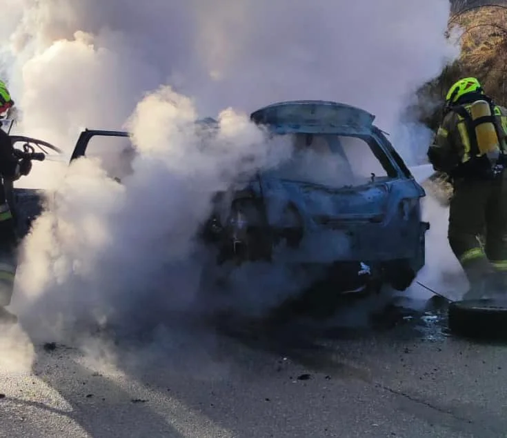 Gmina Nowa Ruda. W Bożkowie spłonął fiat - Zdjęcie główne