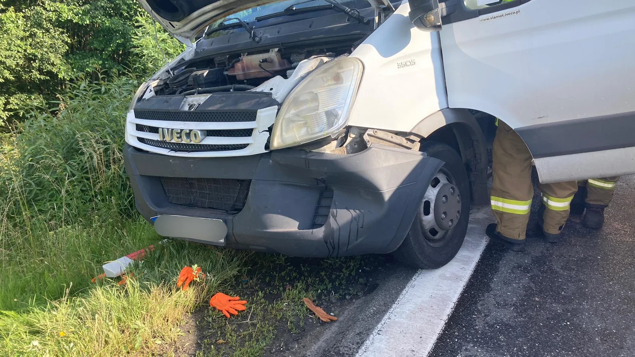 Kolizja trzech aut na krajowej ósemce. Jedna osoba trafiła do szpitala - Zdjęcie główne