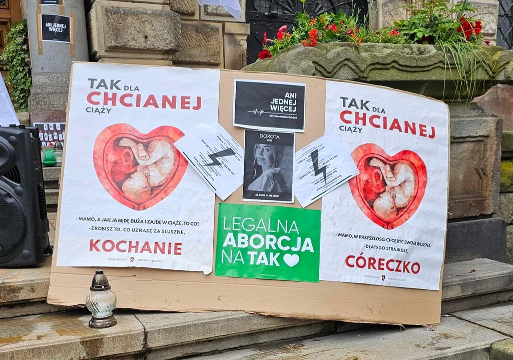 Ani Jednej Więcej - manifestacja pod kłodzkim Ratuszem