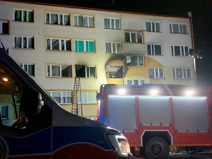 Nocny pożar w bloku. 21 osób ewakuowanych, policjanci wynosili nieprzytomną seniorkę