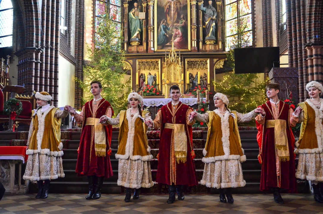 Koncert kolęd i pastorałek Zespołu Pieśni i Tańca "Nowa Ruda" w kościele św. Mikołaja [galeria]