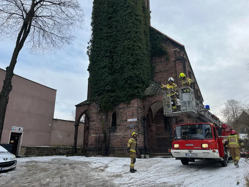 Nowa Ruda. Strażacy interweniowali na dachu kościoła