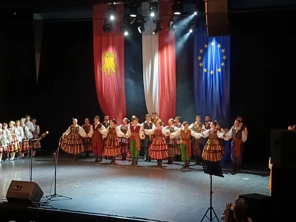 Koncert ZPiT Nowa Ruda i Noworudzkiej Orkiestry Górniczej z okazji 20-lecia przystąpienia Polski do UE [galeria]