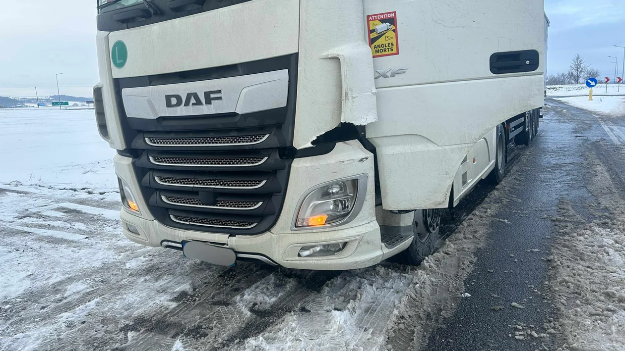 Kłodzko - kolizja na rondzie - Zdjęcie główne