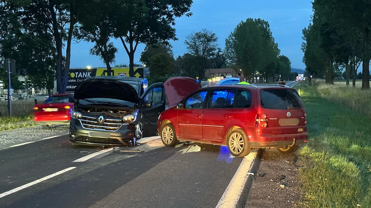 Krajowa ósemka. Kierowca busa nie ustąpił pierwszeństwa [zdjęcia]