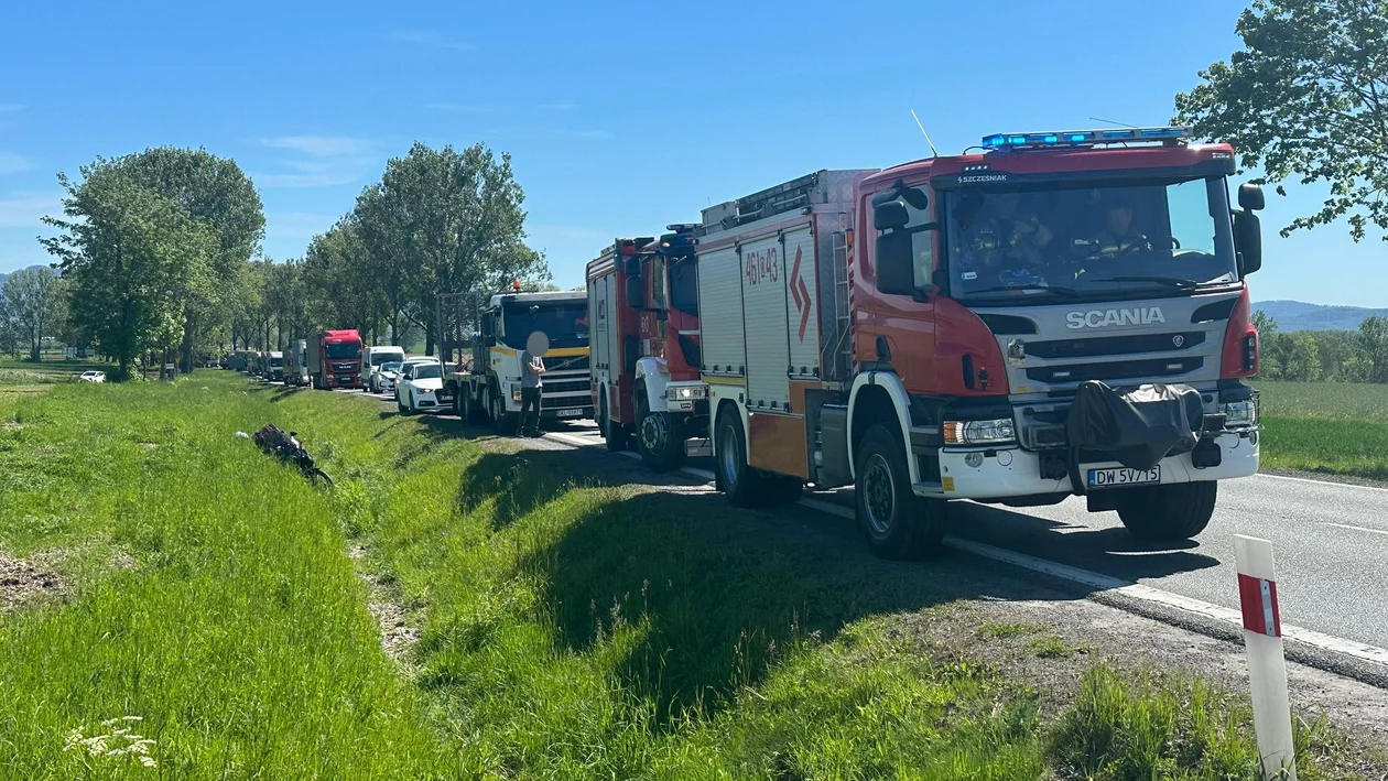 Krajowa ósemka. Kierowca motocykla wpadł do rowu [zdjęcia]