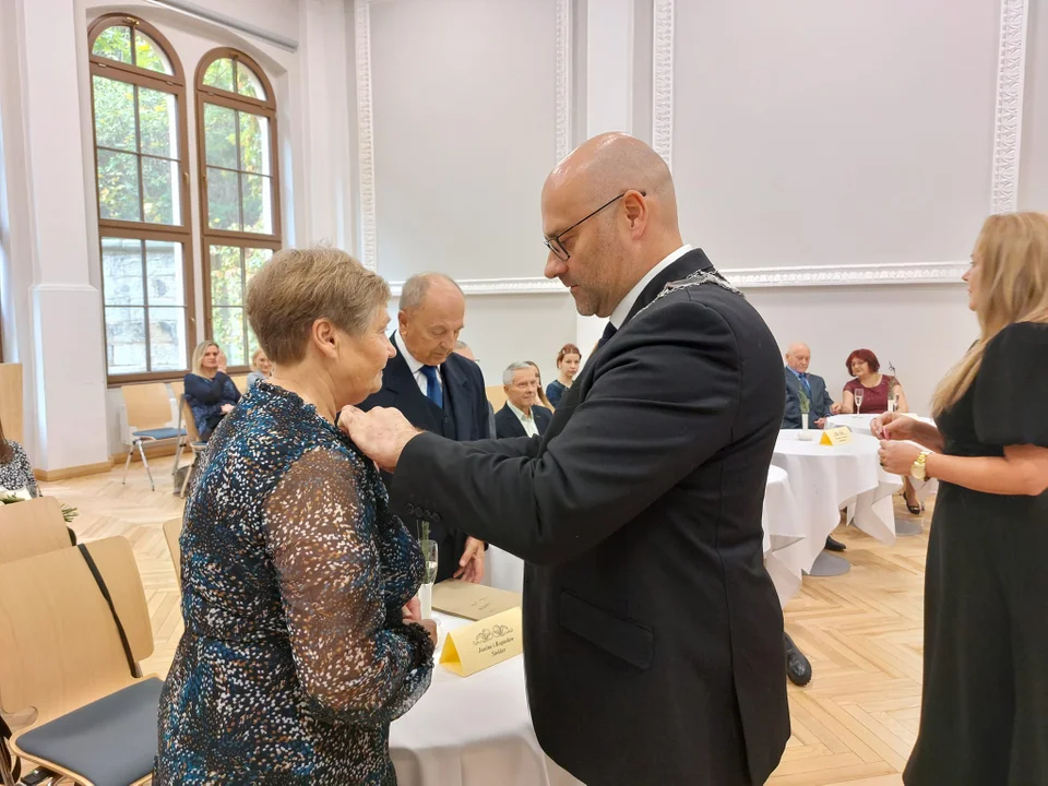 Złote gody w Centrum Aktywności Lokalnej w Kłodzku. Osiem par odebrało gratulację od burmistrza [galeria]