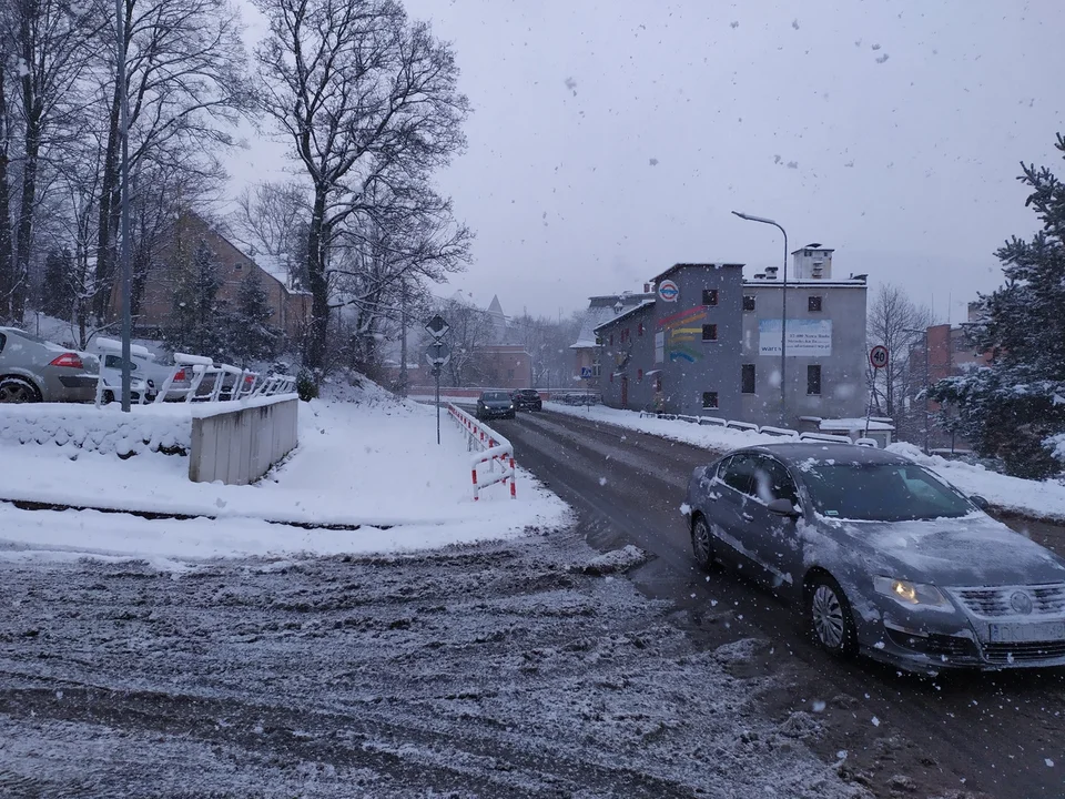 Pierwsze opady śniegu w Nowej Rudzie. Czy drogowcy zdali egzamin?