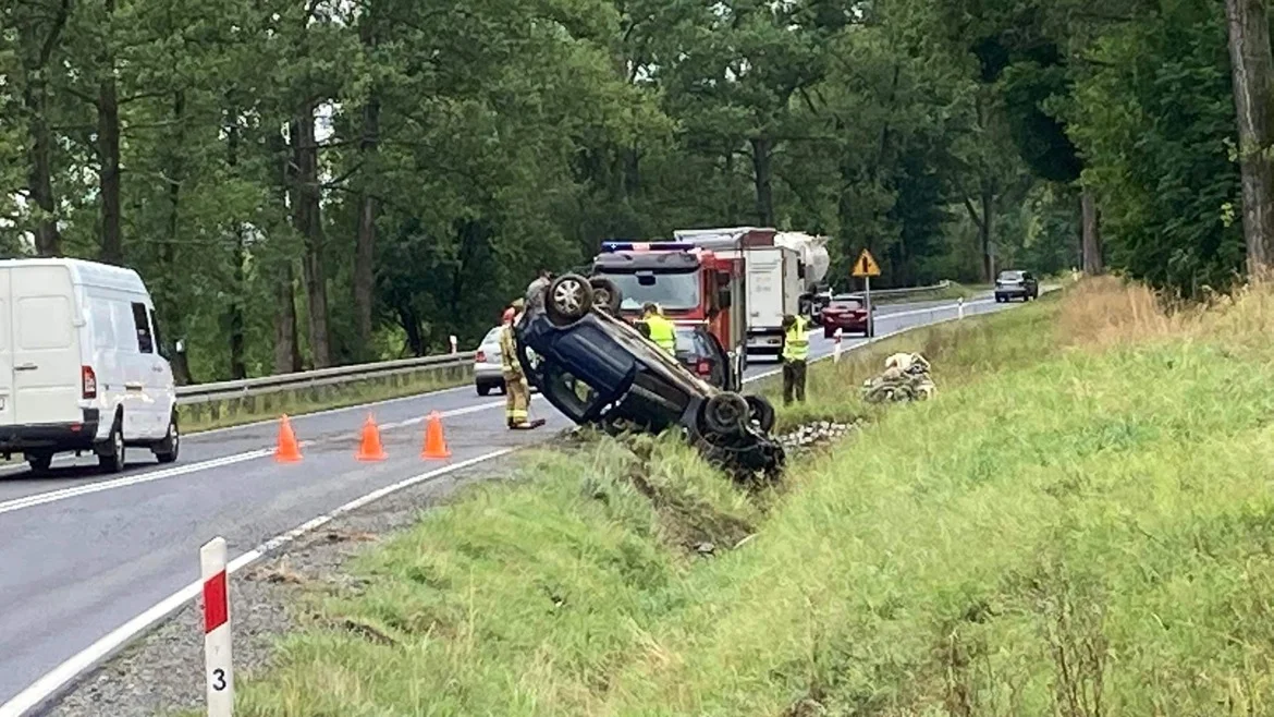 Podzamek. Auto wpadło do rowu, zatrzymując się na dachu