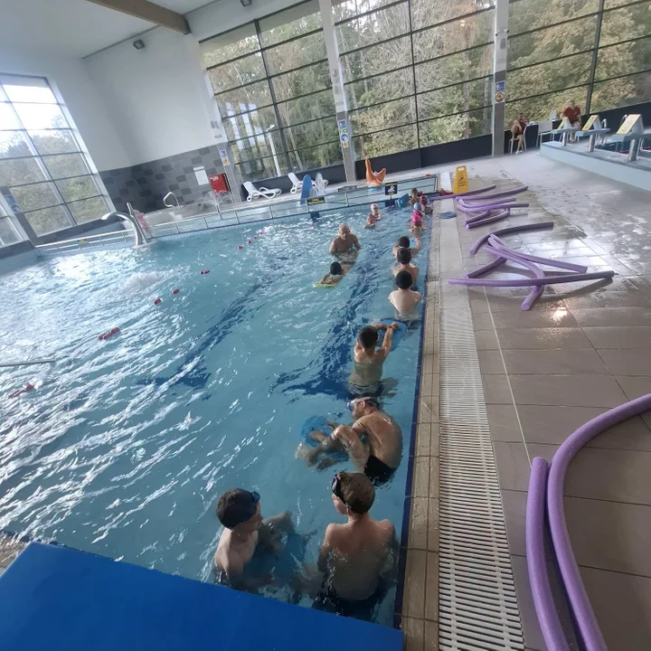 Dzieci z Barda uczą się pływać w Ząbkowicach Śląskich. Ruszyła II edycja „ABC RUCHU – pływam – ćwiczę 2026” [zdjęcia]