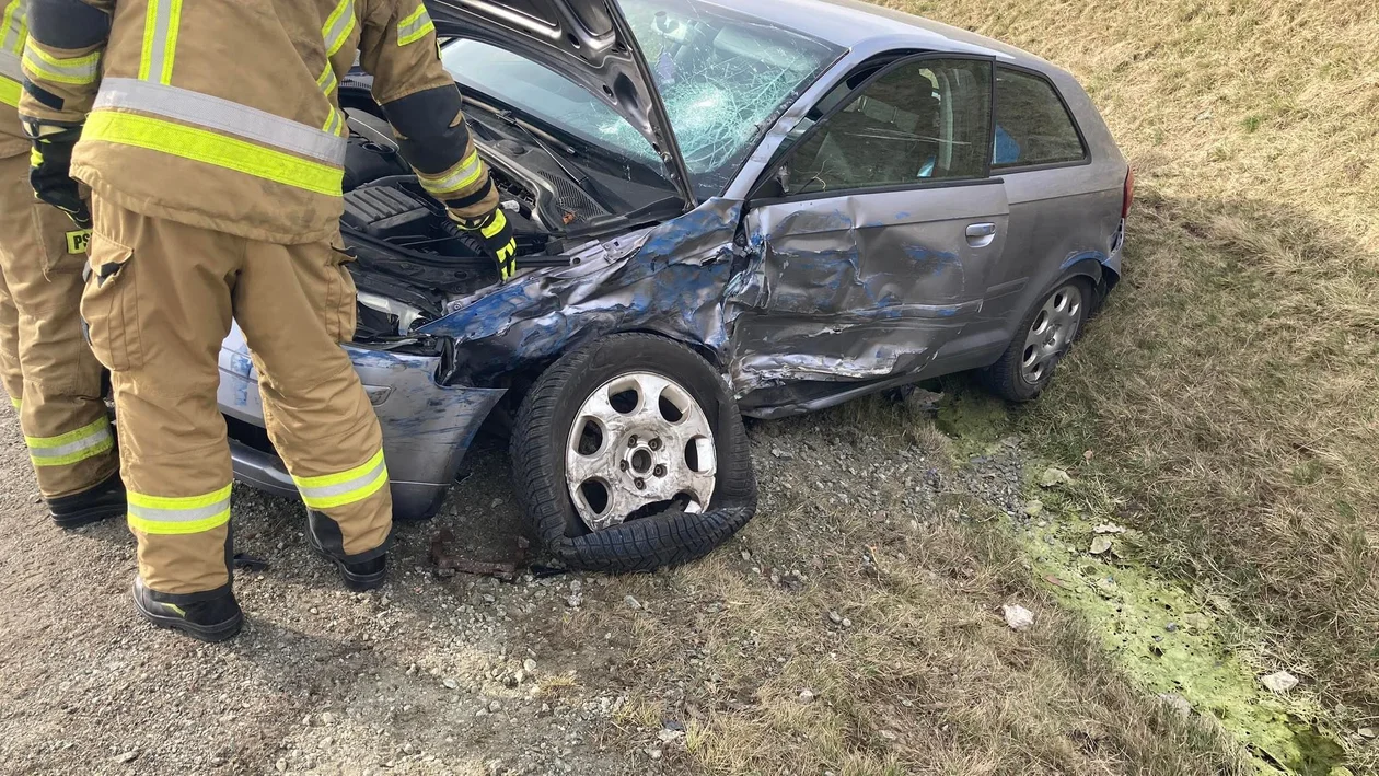 Kierująca audi wjechała w naczepę ciężarówki