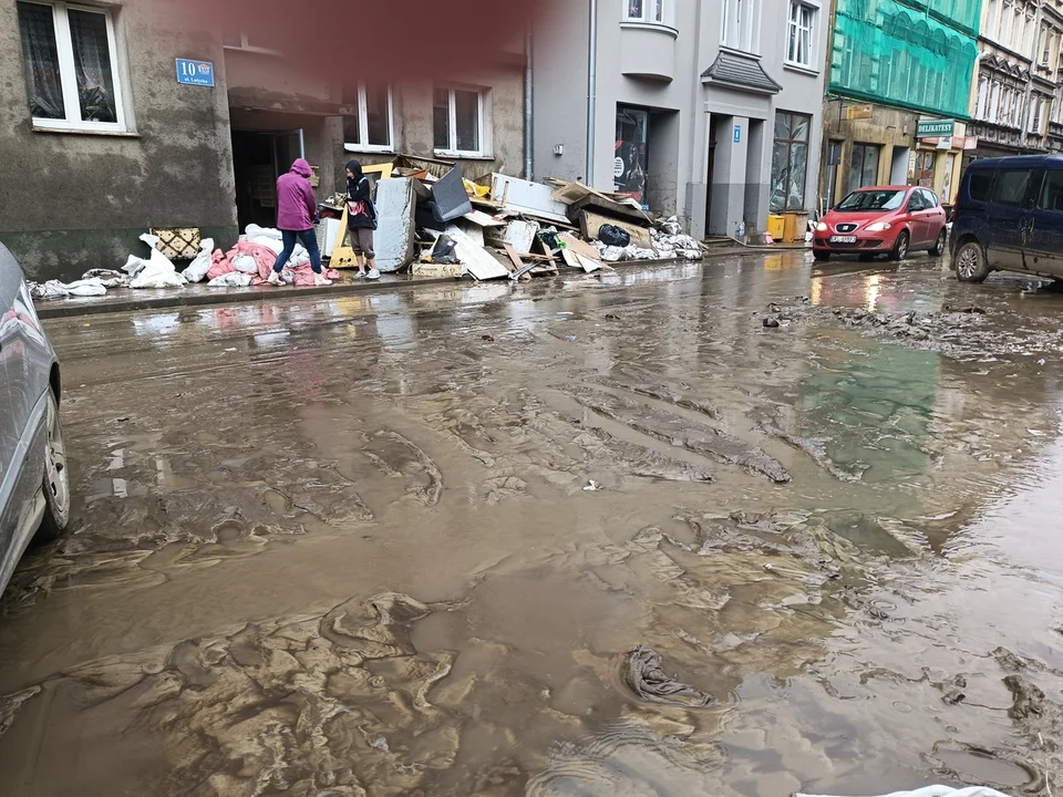 Kłodzko. W deszczu usuwają skutki powodzi [zdjęcia]