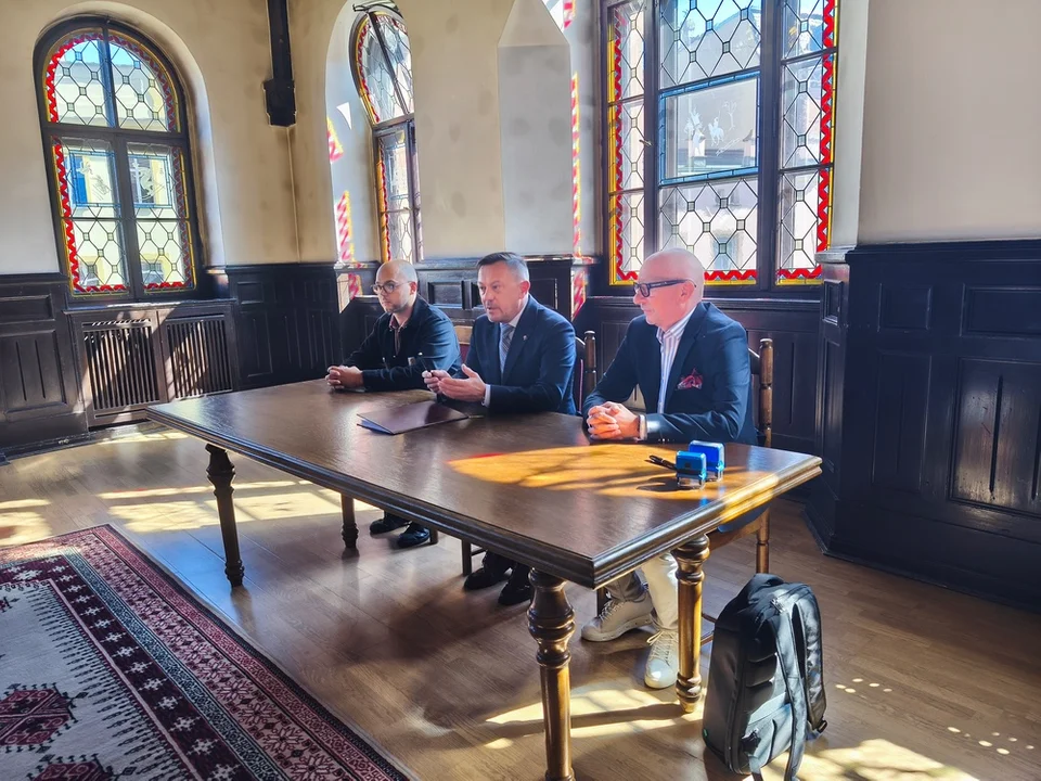 Nowa Ruda. Podpisano umowę na przekształcenie budynku byłej dwójki w Środowiskowy Dom Samopomocy [galeria]