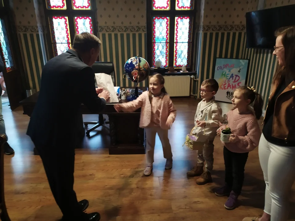 Nowa Ruda. Przedszkolaki z wielkanocnymi życzeniami u burmistrza