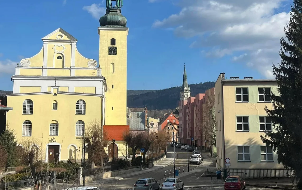 Lądek-Zdrój. Trwa odbudowa oświetlenia ulicznego [zdjęcia] - Zdjęcie główne