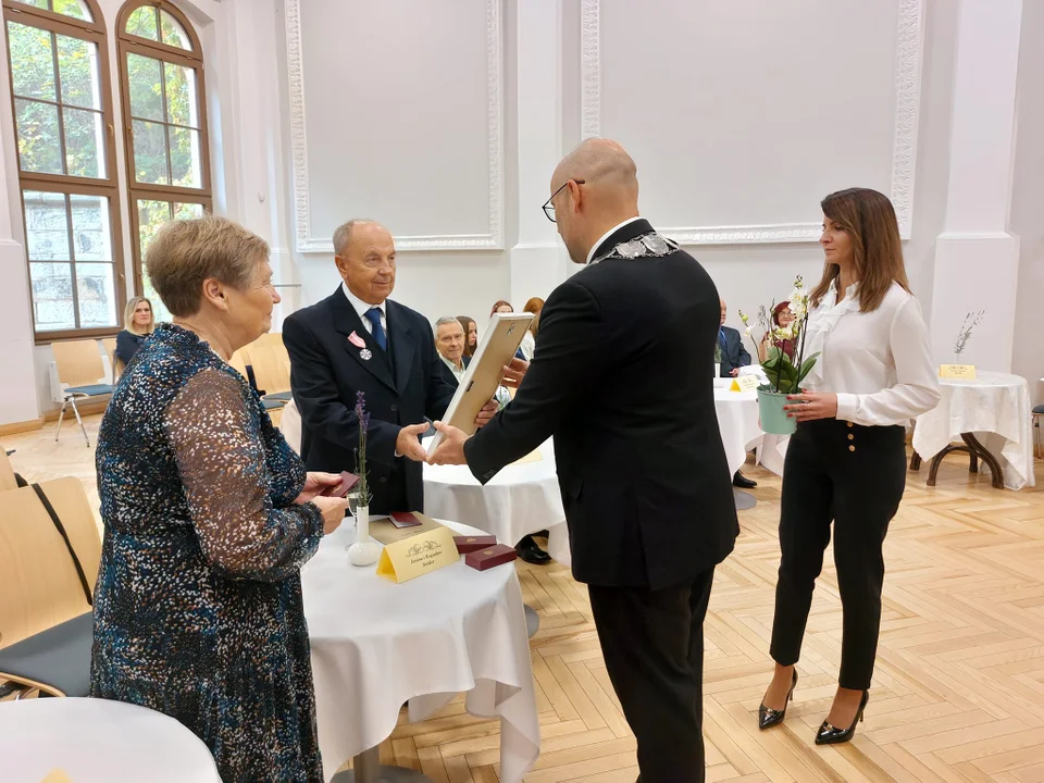 Złote gody w Centrum Aktywności Lokalnej w Kłodzku. Osiem par odebrało gratulację od burmistrza [galeria]