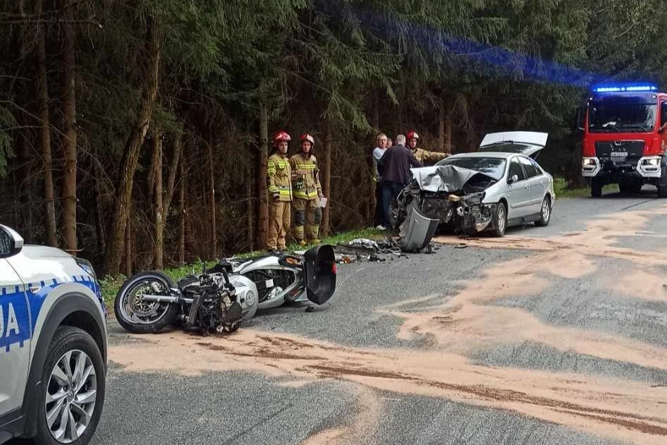 Gmina Bystrzyca Kłodzka. Groźne zderzenie motocyklisty z citroenem w Mostowicach - Zdjęcie główne