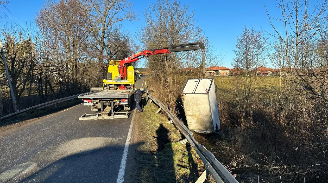 Bus chłodnia dachował na drodze miedzy Polanicą-Zdrój, a Chocieszowem