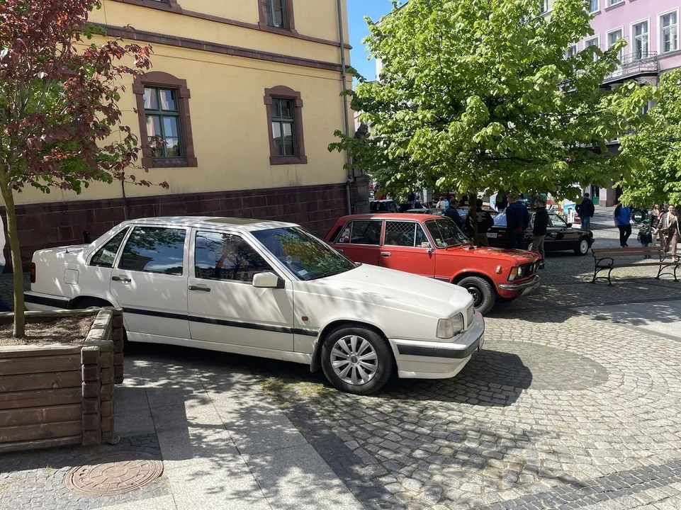 Nowa Ruda. Rynek pełen klasyki -  ósmy zlot zabytkowych pojazdów przyciągnął tłumy