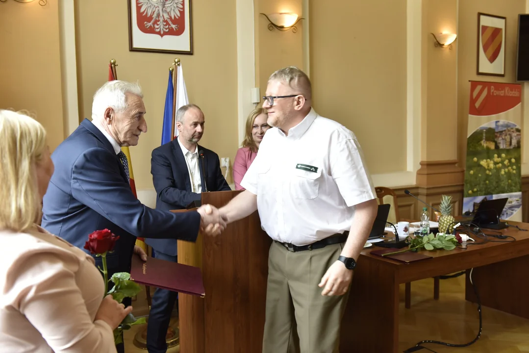 Trzypiętrowy tort na ostatniej w tej kadencji sesji Rady Powiatu Kłodzkiego [galeria]