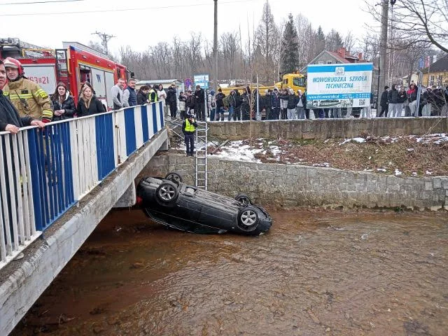 Nowa Ruda. Kierowca audi wpadł do rzeki. Był pijany - Zdjęcie główne