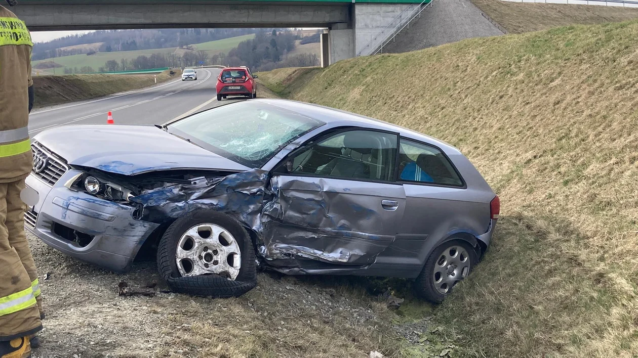 Kierująca audi wjechała w naczepę ciężarówki