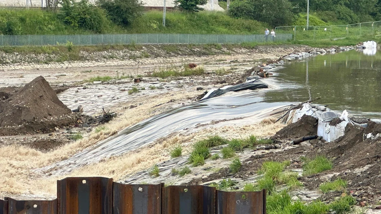 Kłodzko. Silny deszcz przerwał prowizoryczną tamę [zdjęcia]