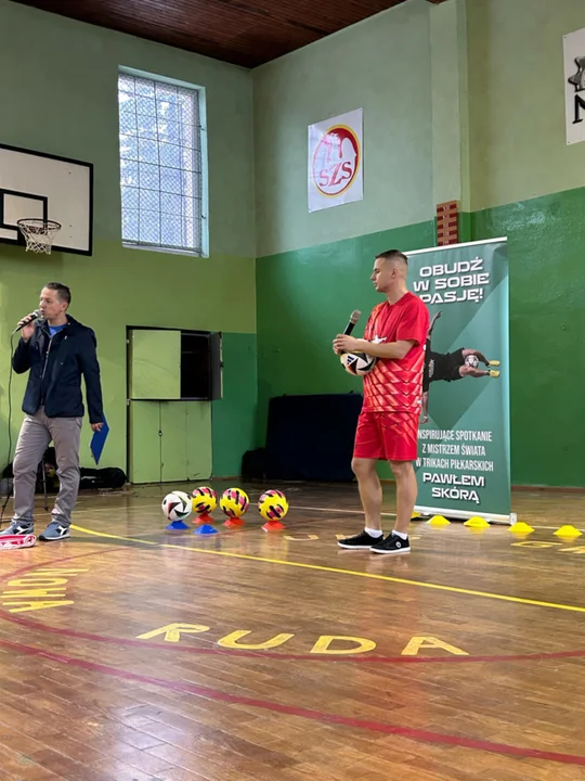 Nowa Ruda. Mikołajkowe spotkanie z mistrzem Freestyle Futbolu w Noworudzkiej Szkole Technicznej [galeria]