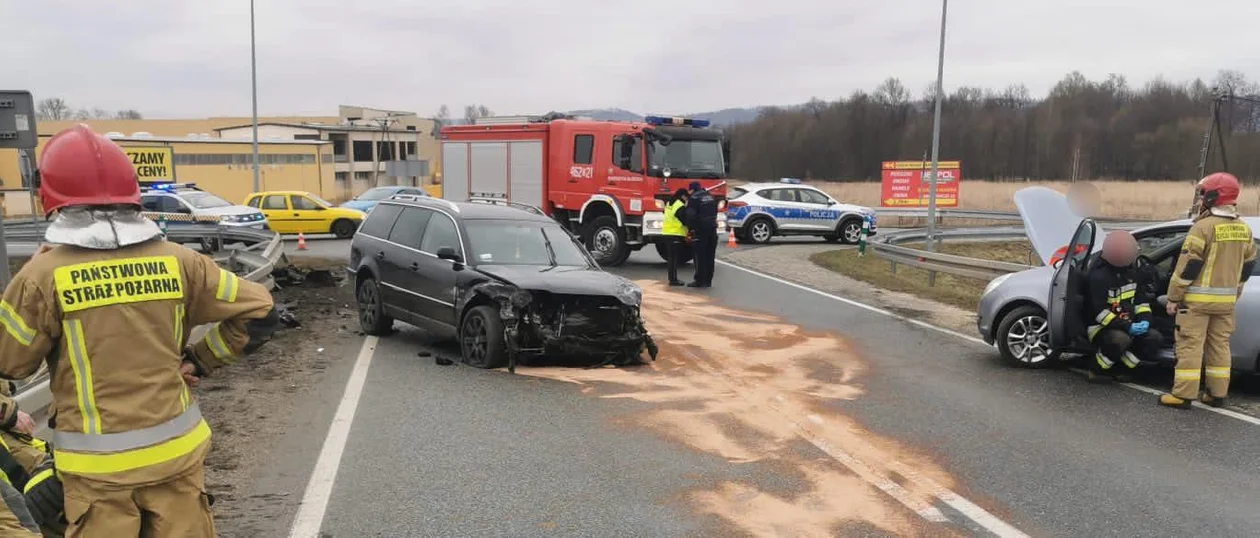 Bystrzyca Kłodzka. Groźne zderzenie na DK-33. Jedna osoba w szpitali