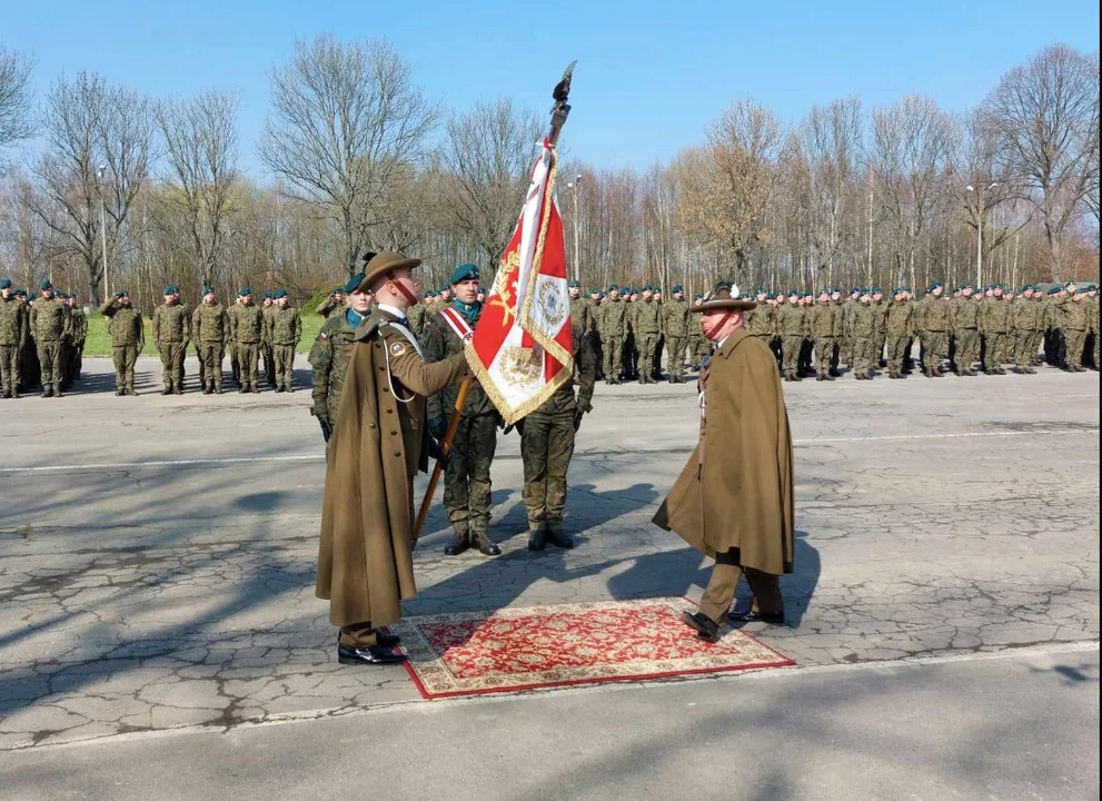 Kłodzko. W koszarach 22. Batalionu Piechoty Górskiej odbyła się uroczystość przyjęcia dowództwa jednostki - Zdjęcie główne