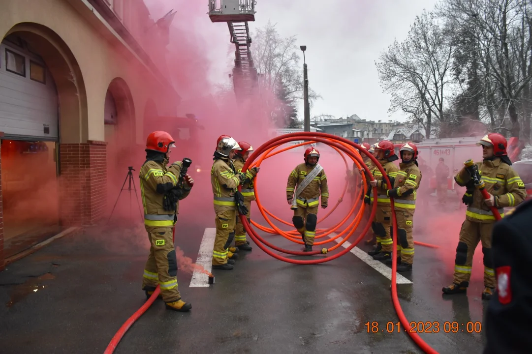 Kłodzko. Strażacy hucznie pożegnali kolegę przechodzącego na emeryturę - Zdjęcie główne