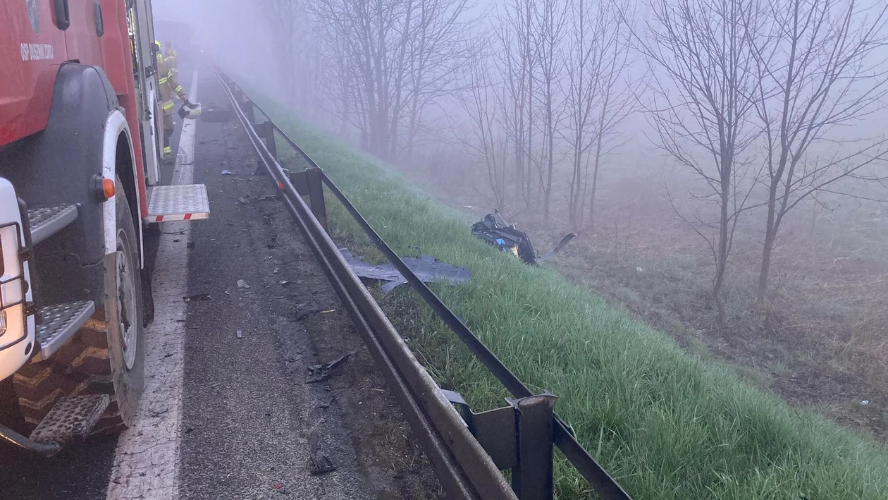 Kraksa na krajowej ósemce. Zderzyły się 4 auta. Droga jest zablokowana