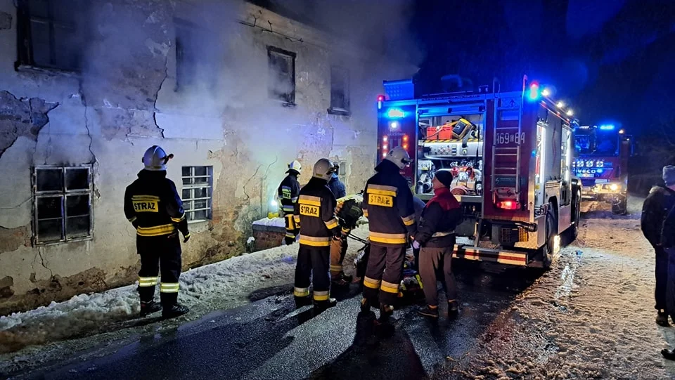 Pożar w Różance. Na miejsce wezwano osiem zastępów straży pożarnej - Zdjęcie główne