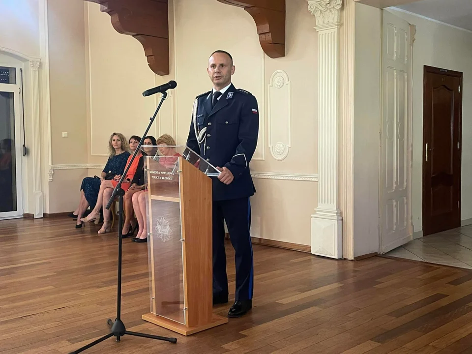 Awanse i nagrody podczas Powiatowego Święta Policji w Wambierzycach