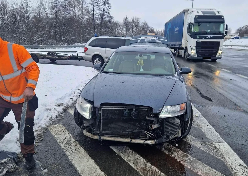 Zderzenie Audi i Citroena na skrzyżowaniu ul. Legnickiej z DK8 FOTO - Zdjęcie główne