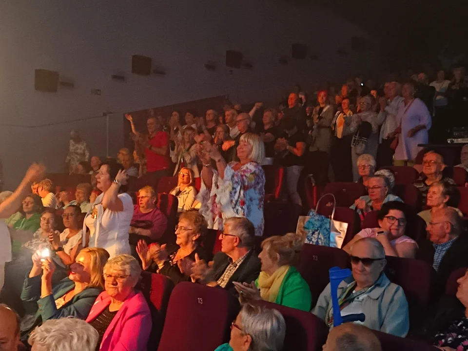 MOK w Nowej Rudzie: Wyjątkowy koncert zespołu Don Vasyl & Gwiazdy Cygańskiej Pieśni. Nogi aż rwały się do tańca [galeria]