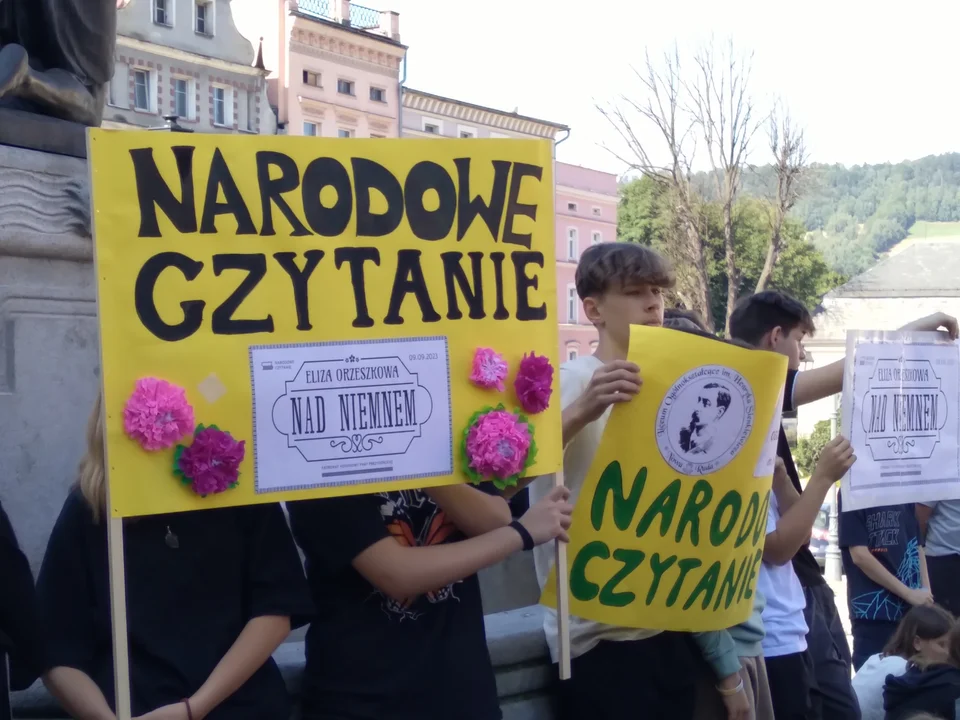 W noworudzkim rynku czytali „Nad Niemnem” [galeria]