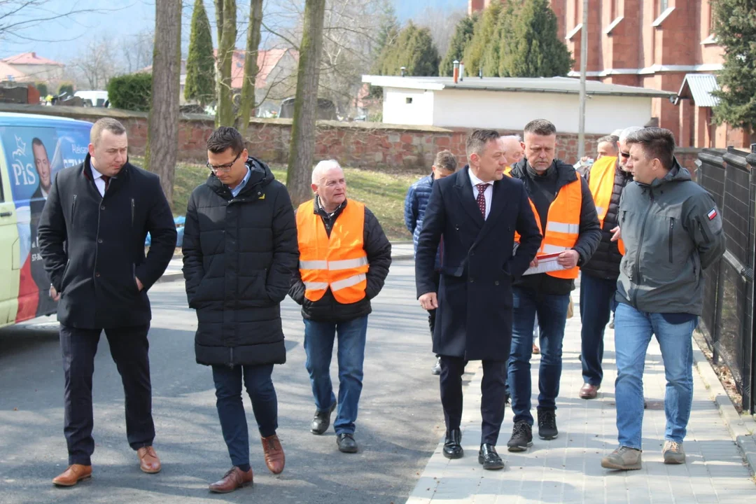 Nowa Ruda. Zakończył się remont ćwierć kilometrowego odcinka ul. Akacjowej - Zdjęcie główne