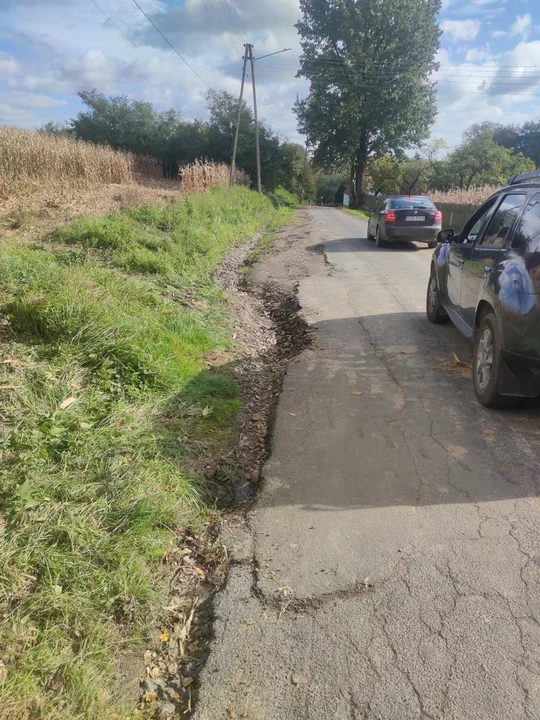 Powiat Ząbkowicki pozyskał dodatkowe środki na przebudowę drogi w Sulisławicach oraz ogłosił przetarg na odbudowę drogi i murów oporowych w Mąkolnie