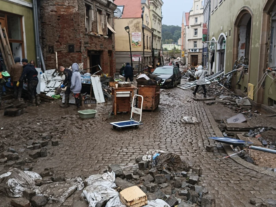 Kłodzko. W deszczu usuwają skutki powodzi [zdjęcia]