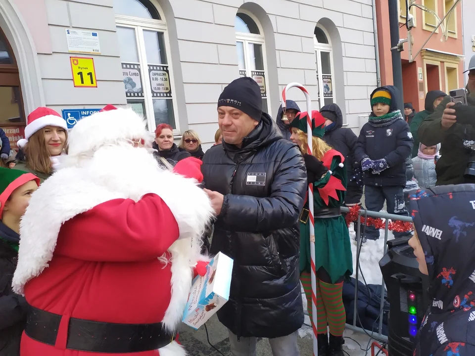 Mikołaj w Nowej Rudzie. Dzieci zachwycone gościem, który rozdawał paczki